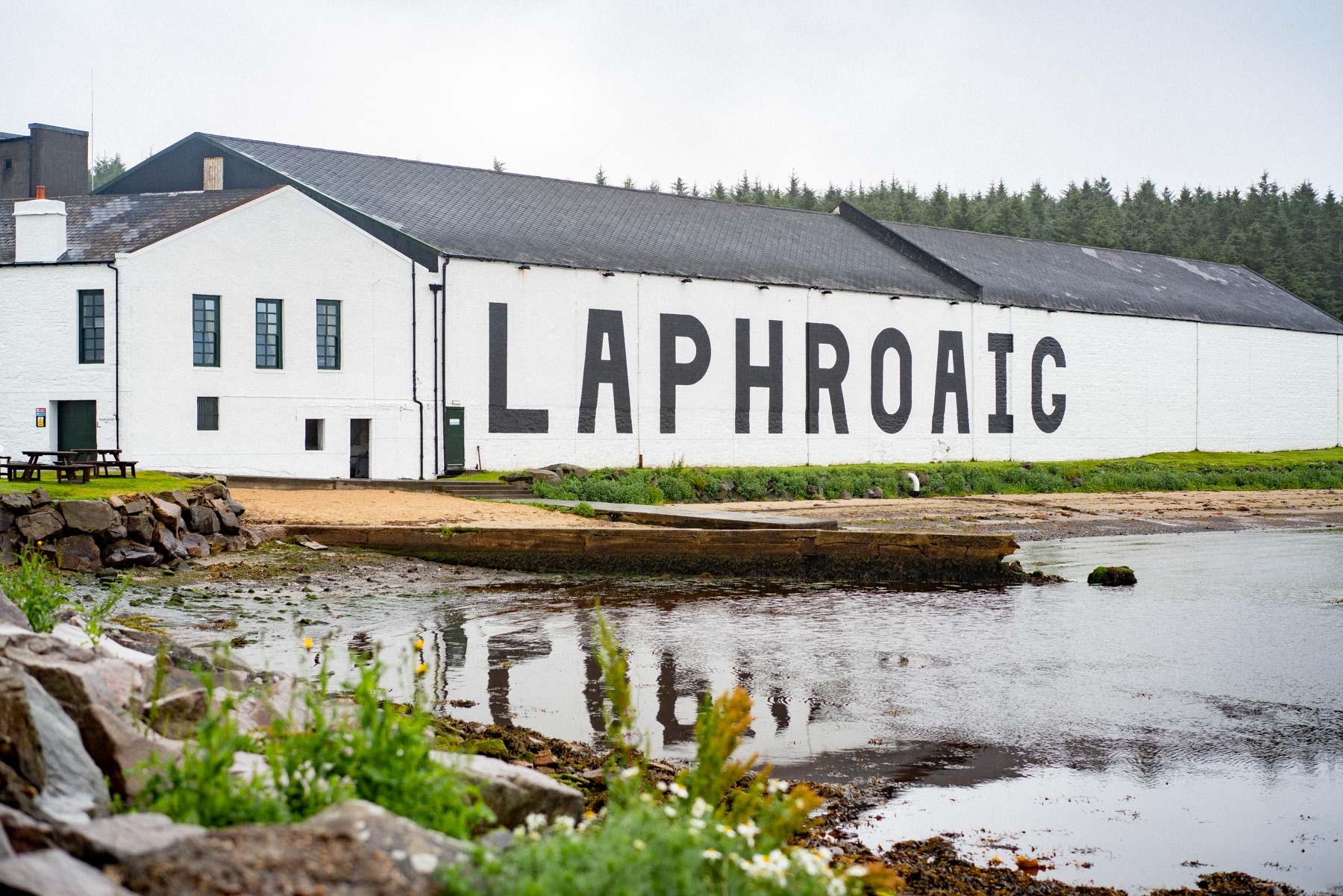 Best whisky distilleries Islay Scotland 