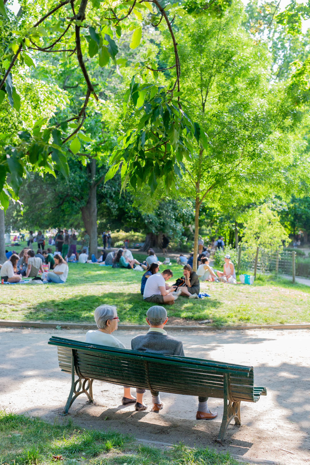 Parc Moneau, couple sitting on a bench, free things to do Paris