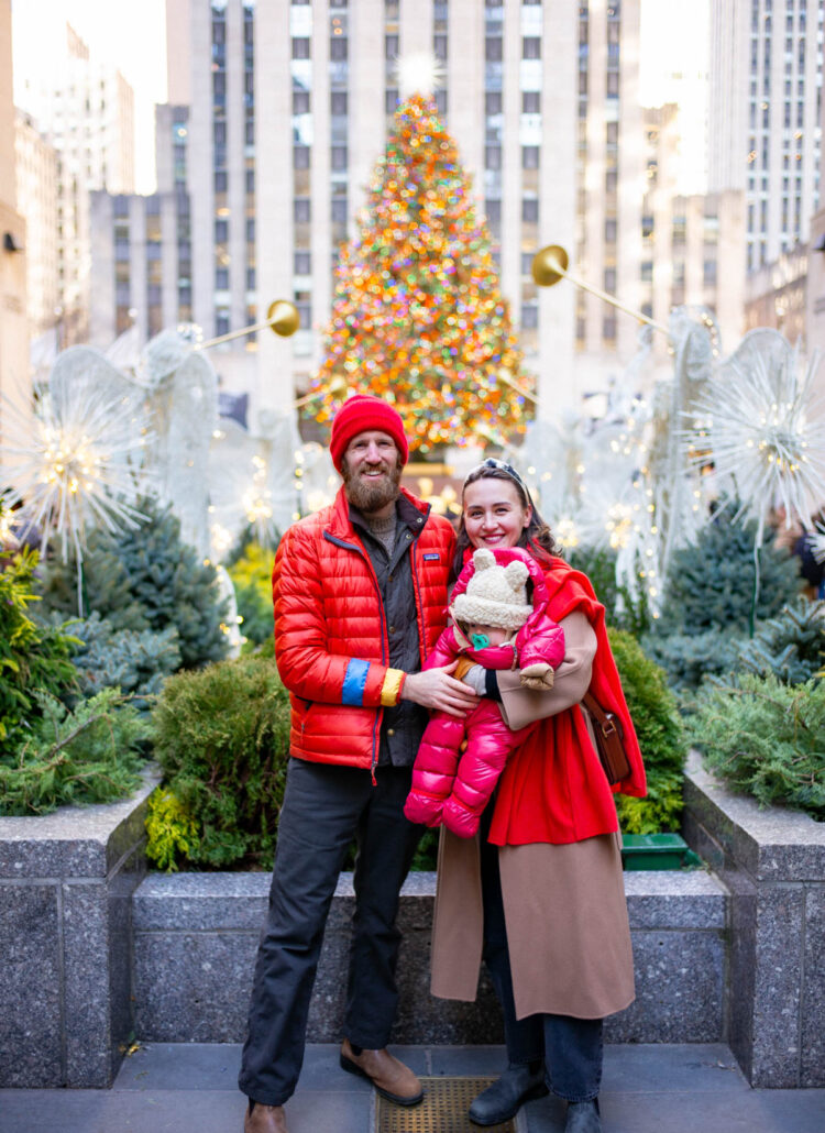 Family with kids in front of the Rockefeller Christmas Tree in NEW YORK CITY